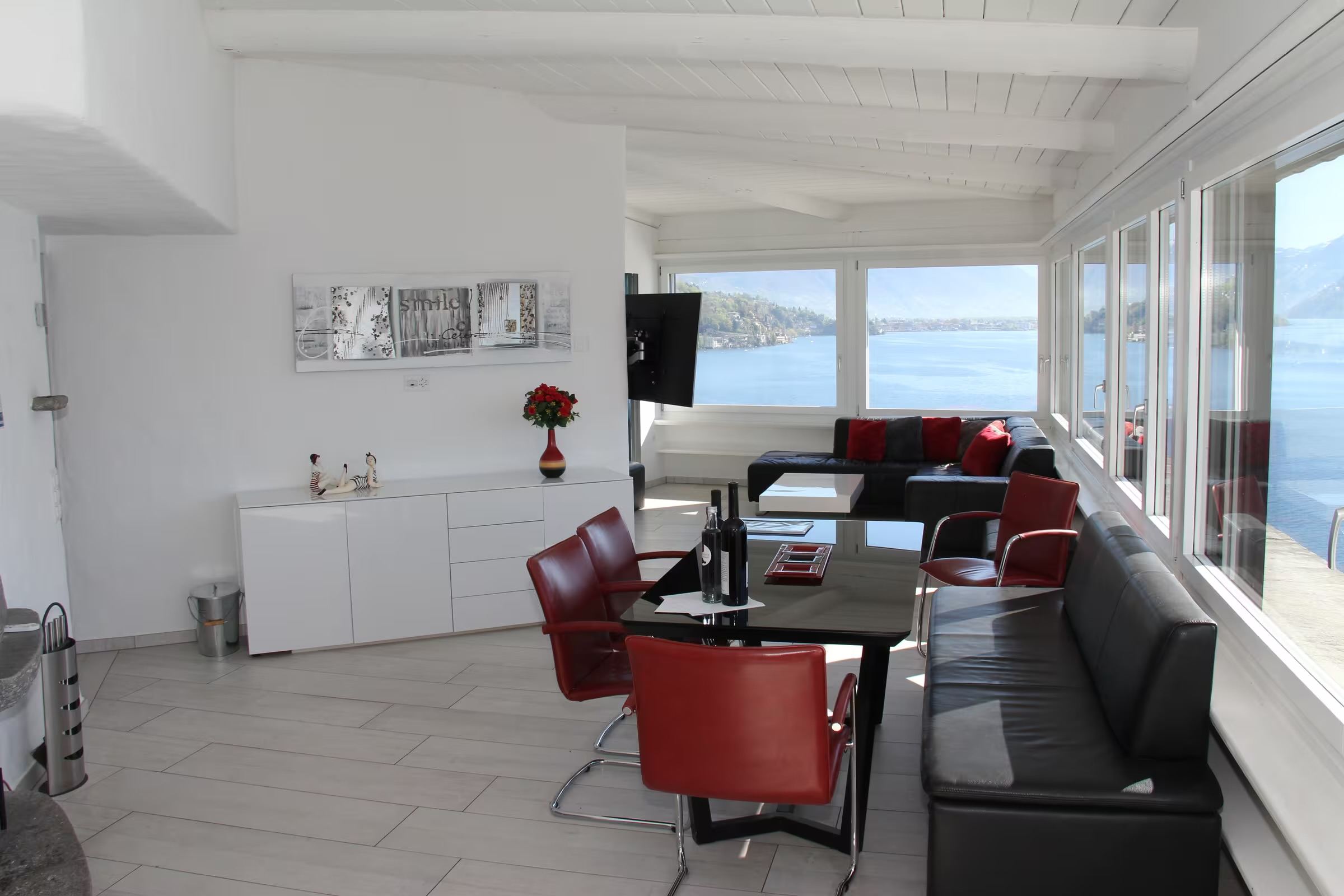 Wohnzimmer der Casa Rondine mit Cheminée und Wohnlandschaft